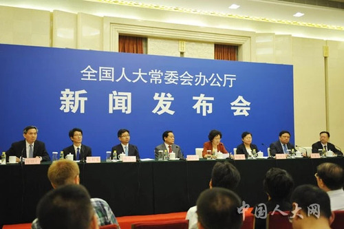 有關(guān)方面負(fù)責(zé)人就本次會(huì)議表決通過的法律等有關(guān)問題回答記者提問