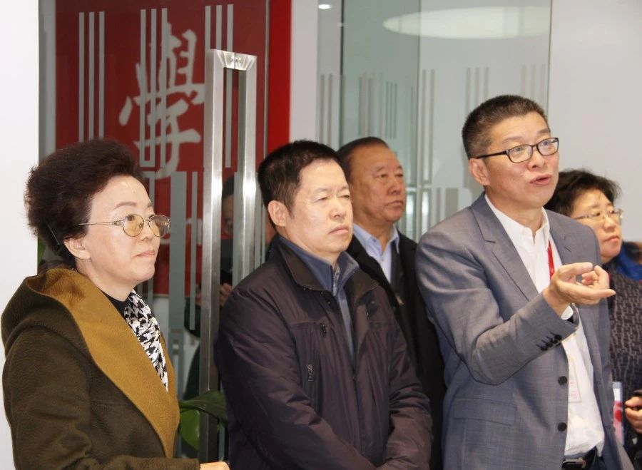 中稅協(xié)會(huì)長(zhǎng)宋蘭（左一），稅務(wù)總局納服司副司長(zhǎng)于耀財(cái)（左二）在ATA公司考試指揮中心視察全國(guó)考試情況。