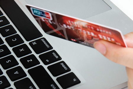 初級會計報名必須用本人的銀行卡嗎？可以朋友代付嗎？