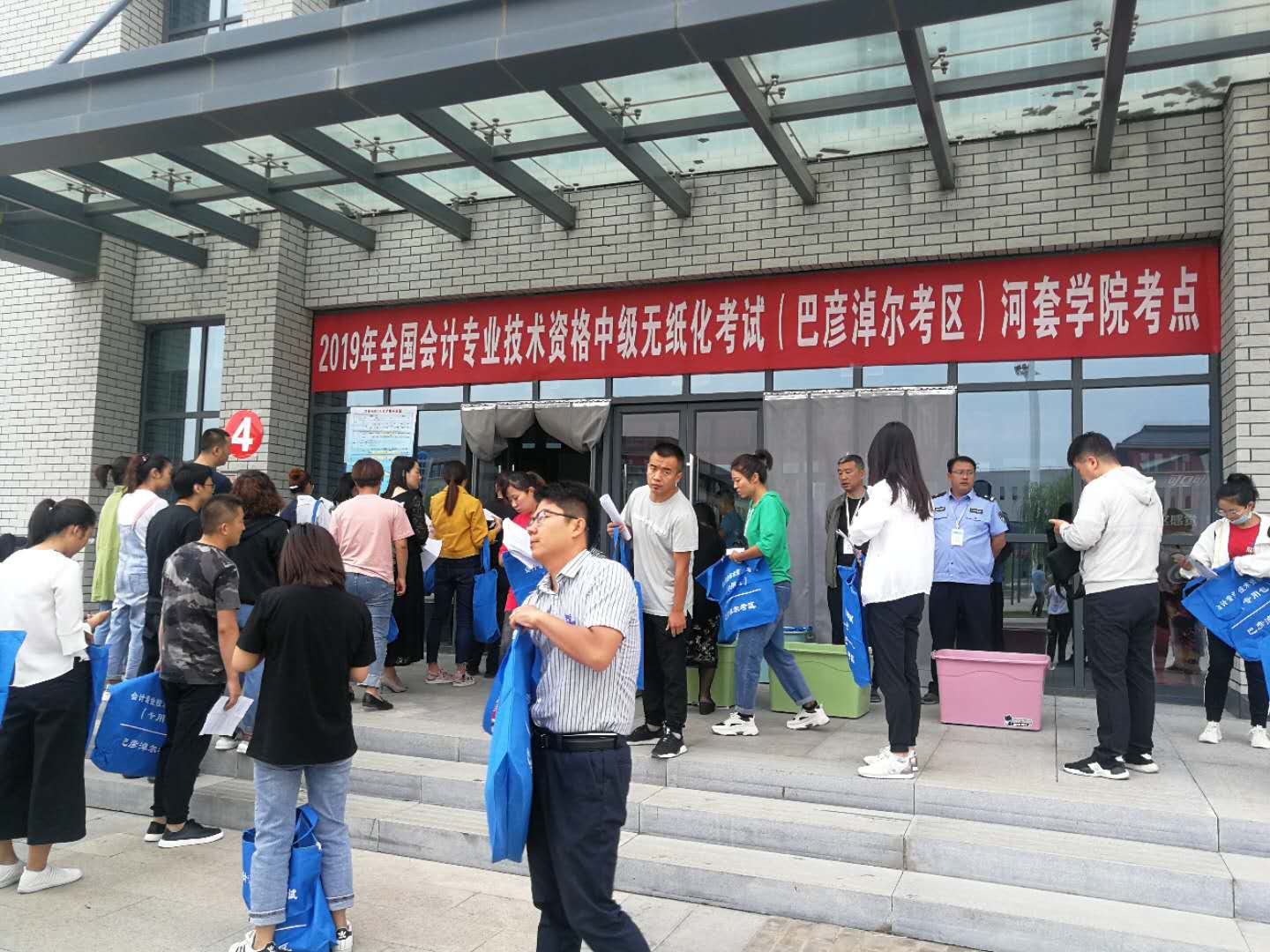 考場門口 考場門口