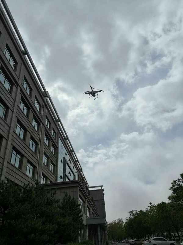 使用無人機(jī) 使用無人機(jī)