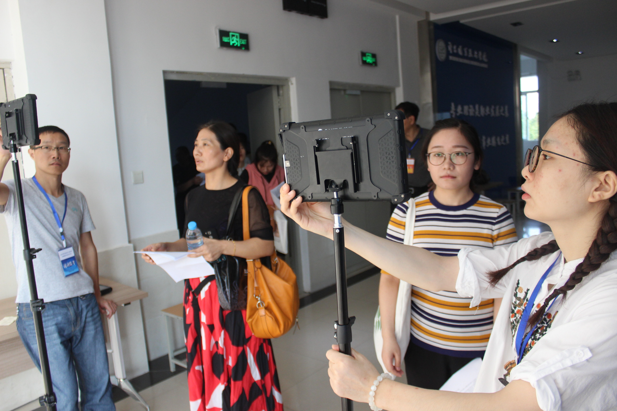 工作人員核對考生信息 工作人員核對考生信息