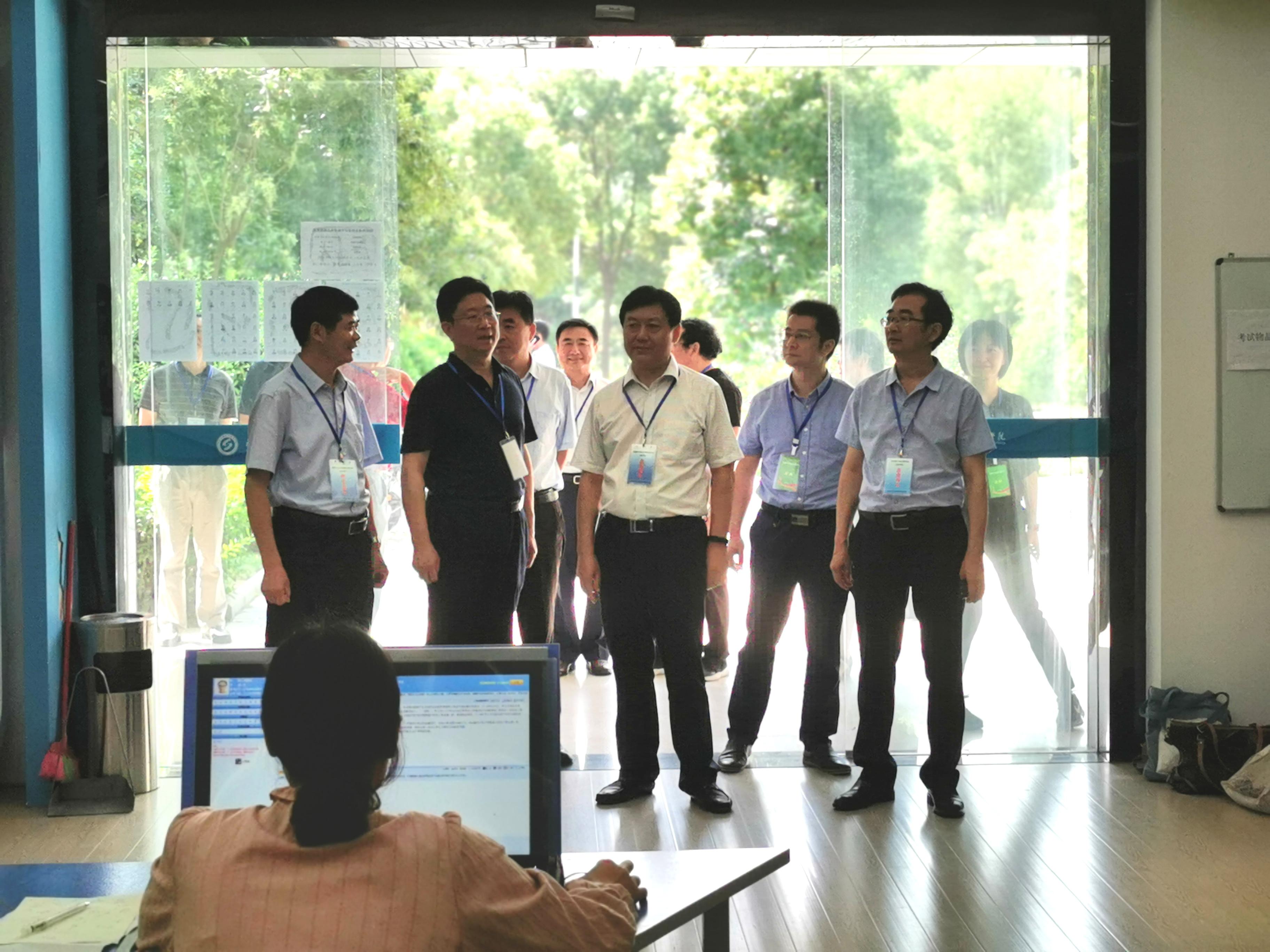 中級(jí)會(huì)計(jì)師考試現(xiàn)場(chǎng) 中級(jí)會(huì)計(jì)師考試現(xiàn)場(chǎng)