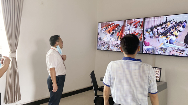 局黨組書記、局長、二級(jí)巡視員楊天生在考點(diǎn)巡考