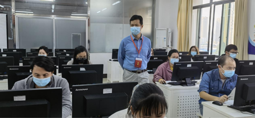 趙志忠副會長在考點巡視