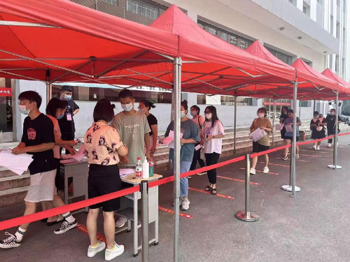 考生有序進(jìn)入考場