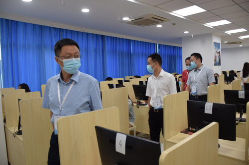 財(cái)政廳總會(huì)計(jì)師陳誠在成都考區(qū)巡考