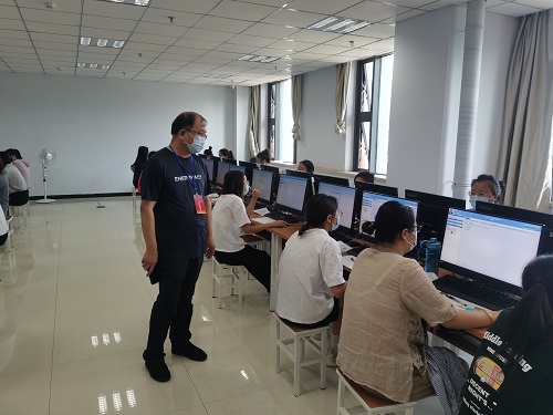 市財政局副局長徐正中巡視考場