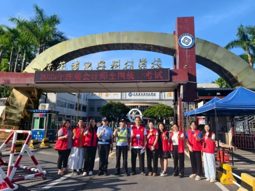 塘廈財政分局黨員志愿者、公安交警在考點服務(wù)考生